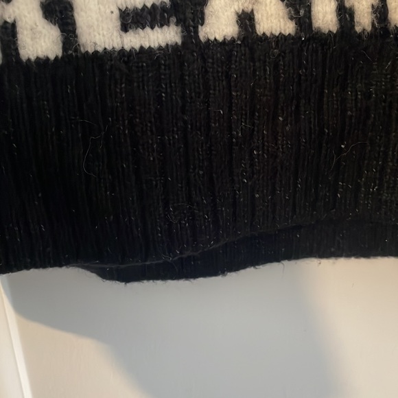 H&M DREAMS OF DREAMS sweater. - Picture 4 of 4